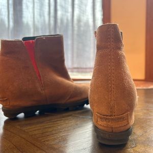 Cute wedge sorels.